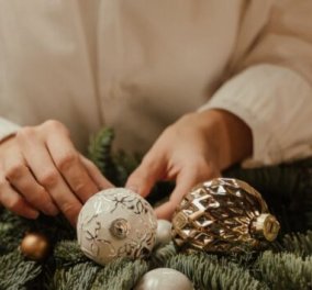 O Σπύρος Σούλης σας δείχνει πως να Φτιάξετε Μόνοι σας Ένα Εντυπωσιακό Χριστουγεννιάτικο Centerpiece Εύκολα και Οικονομικά - (βίντεο)