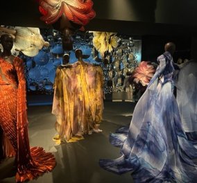Το eirinika στο Παρίσι για τη φαντασμαγορική έκθεση της σχεδιάστριας μόδας Iris Van Herpen - Την εγκαινίασαν η βασίλισσα Μάξιμα της Ολλανδίας & η Μπριζίτ Μακρόν (φωτό - βίντεο)
