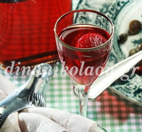 Η world fanous Ντίνα Νικολάου δείχνει πώς να φτιάξετε μόνοι σας το αυθεντικό λικέρ φράουλα!