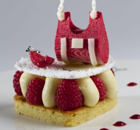 Ώρα για γλυκό αλλά haute couture ! Δείτε παρακαλώ το τσαντάκι από rasberries που σερβίρει το Cafe De la Paix στο Παρίσι σε σχέδιο της Ines de la Fressange παλιάς δόξας της πασαρέλας ! (φωτό)  - Κυρίως Φωτογραφία - Gallery - Video