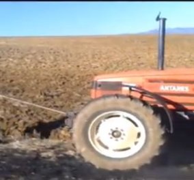Smile: Αυτός ο αγρότης βρήκε μια αρκετά... οικονομική λύση για το όργωμα! (βίντεο) - Κυρίως Φωτογραφία - Gallery - Video