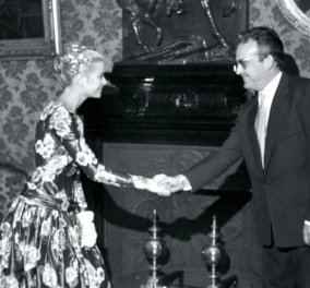 Vintage pic: Όταν το 1955 η Γκρέις Κέλι έδωσε την πρώτη χειραψία με τον Πρίγκηπα που θα γινόταν δικός της! 