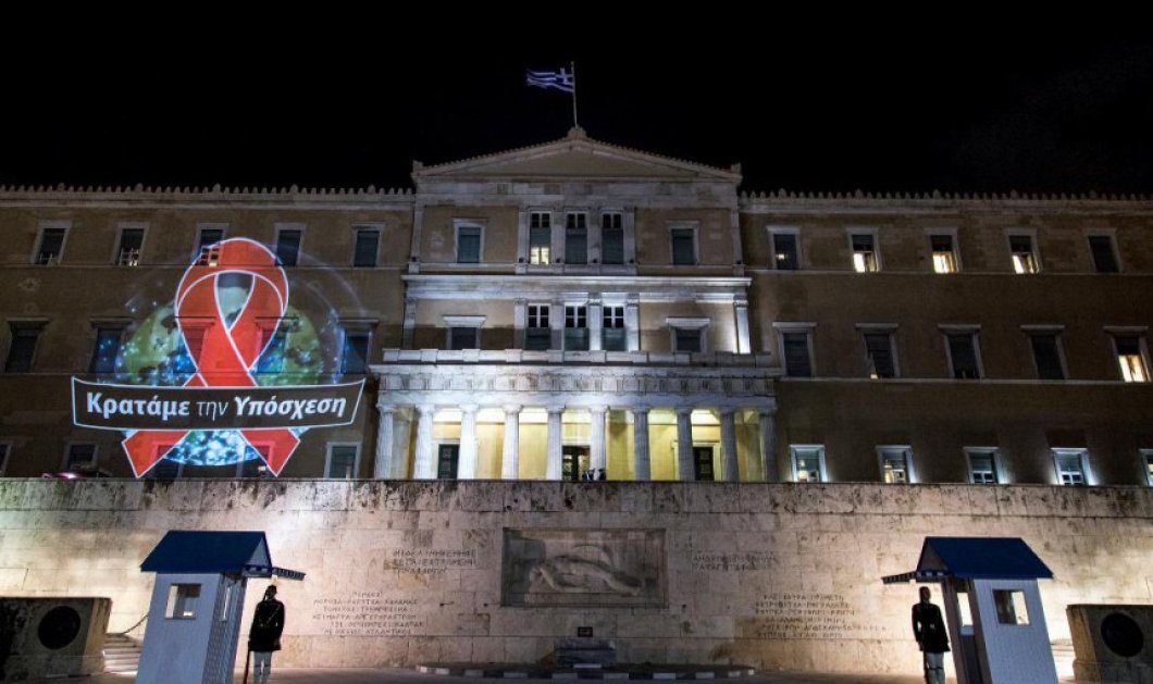 Με την κόκκινη κορδέλα που συμβολίζει τον αγώνα κατά του AIDS φωτίστηκε η Βουλή -ΦΩΤΟΓΡΑΦΙΑ: Aggelos Barai/ LIFO 