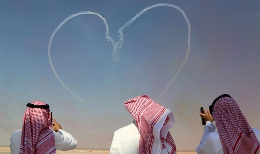 Εντυπωσιακές επιδείξεις αεροσκαφών κατά τη διάρκεια του Dubai Airshow, στο Ντουμπάι - Φωτογραφία: REUTERS / SATISH KUMAR