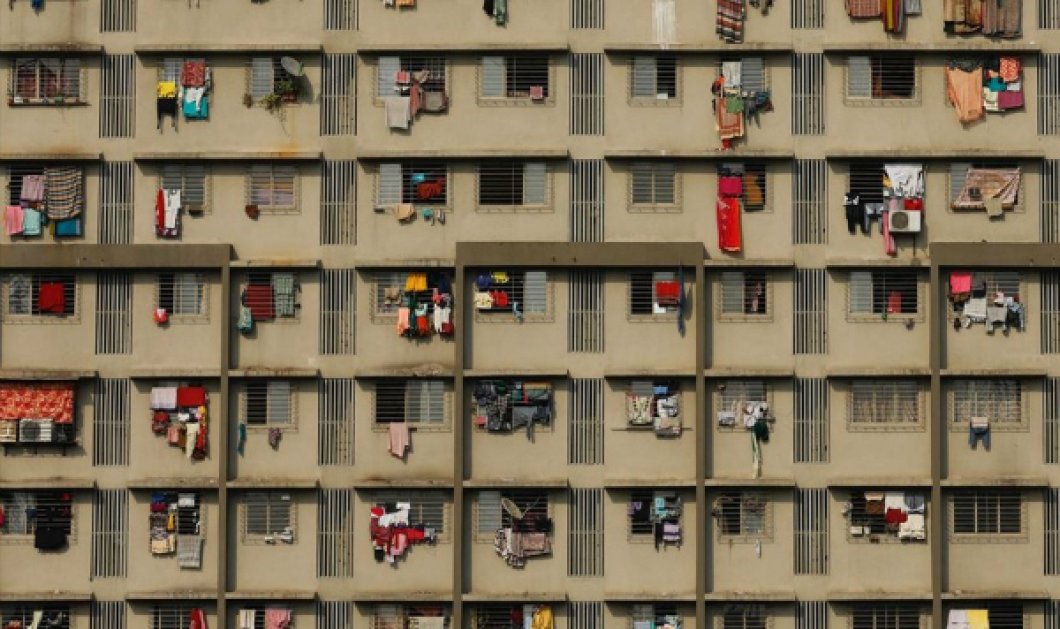 Όταν η παραδοσιακή μπουγάδα χαίρει συμμετρικής διάταξης στα μπαλκόνια στο Μουμπάι - Picture: REUTERS / DANISH SIDDIQ