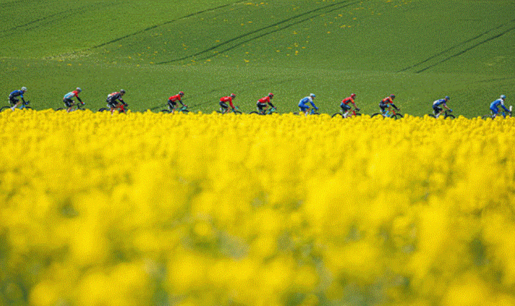 Φωτό ημέρας οι ποδηλατικοί αγώνες με φόντο την άνοιξη EPA/VALENTIN FLAURAUD