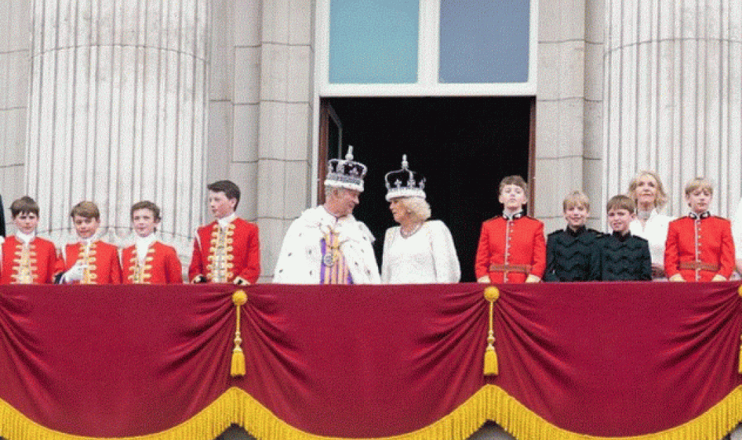 Φωτό ημέρας ο Βασιλιάς Κάρολος και η Βασίλισσα Καμίλα στα Ανάκτορα του Μπάκιγχαμ μετά την ιστορική στέψη  