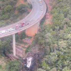Τρομοκρατικό δυστύχημα με 45 νεκρούς στη Ν. Αφρική: Λεωφορείο έπεσε από γέφυρα 50 μέτρων, πήρε και φωτιά - Σε κρίσιμη κατάσταση 8χρονος, μοναδικός επιζών (βίντεο)