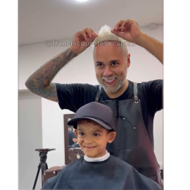 Επικός κουρέας: Έφτιαξε πατέντα για τα χαμένα μαλλιά του μικρούλη – Δείτε το συγκινητικό βίντεο