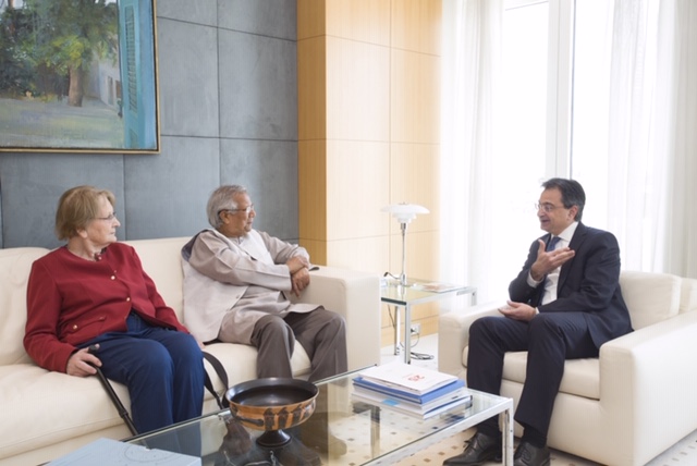  ο Διευθύνων Σύμβουλος της Eurobank κ. Φωκίων Καραβίας, με τον Prof. Muhammad Yunus και την Maria Nowak, ιδρύτρια του Adie, βασικού οργανισμού προώθησης των μικροπιστώσεων στη Γαλλία και διεθνώς