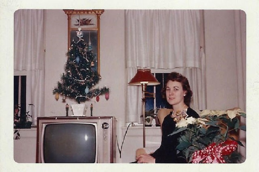 Σήμερα γελάμε: 45 vintage φώτο με το χριστουγεννιάτικο δέντρο πάνω στις  ογκώδεις συσκευές τηλεόρασης το 1970 | eirinika.gr