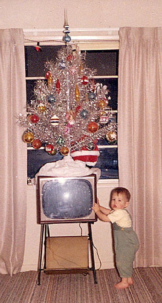 vintage-christmas-tvs-3.jpg