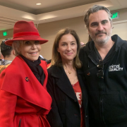 Η Τζέιν Φόντα με κόκκινο παλτό και κόκκινο καπέλο