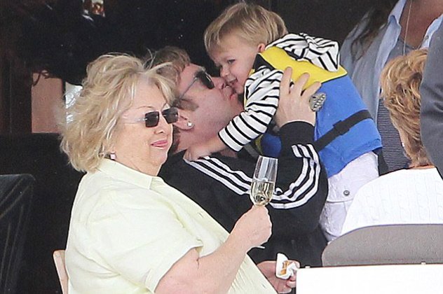 Μια χαρά μπαμπάς , ειλικρινά : ο Elton John αγκαλιά με τον γιό του Ζαχαρία βόλτα με το καροτσάκι , γιατί όχι? η αγάπη δεν έχει πια τόσα φίλτρα και εμπόδια - Κυρίως Φωτογραφία - Gallery - Video
