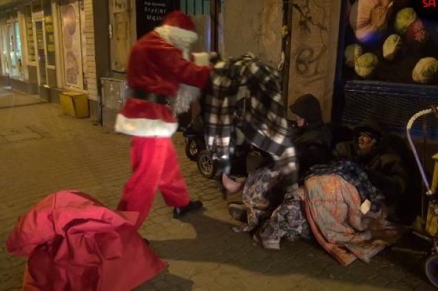 Συγκινητικό βίντεο - Άγιος Βασίλης στην Πολωνία μοιράζει ζεστά ρούχα και τρόφιμα στους άστεγους! (βίντεο) - Κυρίως Φωτογραφία - Gallery - Video
