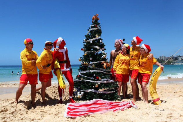 Αυτοί οι Άι-Βασίληδες -με μαγιό- κι αυτά τα δέντρα -μέσα στη θάλασσα- μόνο στην Αυστραλία! Merry Summer Christmas! - Κυρίως Φωτογραφία - Gallery - Video