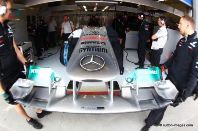 Η Mercedes προσέλαβε....ψυχολόγο για να παρακολουθεί την συμπεριφορά των μηχανικών και του προσωπικού κατά τη διάρκεια των Grand Prix! - Κυρίως Φωτογραφία - Gallery - Video