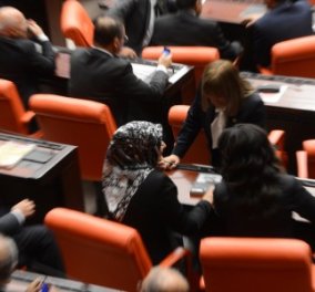 Τουρκία: Άρωμα γυναίκας στο νέο κοινοβούλιο - 96 βουλευτίνες "εισέβαλαν" στις θέσεις των βουλευτών