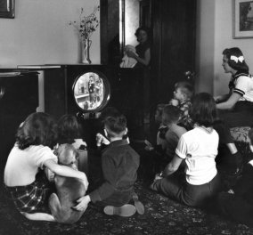 Vintage story: Όταν η τηλεόραση μπήκε στη ζωή μας- Φωτογραφίες του 1939 με εκστασιασμένους ανθρώπους να παρακολουθούν το νέο θαύμα της τεχνολογίας! (slideshow)