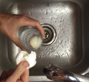 Ξεφλούδισε ένα βρασμένο καυτό αυγό σε 3’’! Πως; (βίντεο)