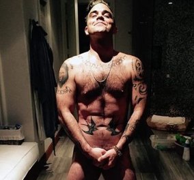O Robbie Williams όπως δεν τον έχετε δει ποτέ: Ημίγυμνος καμαρώνει για το σώμα-φέτες & τα tattoo του! (φωτό)