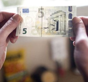 Story of the day: Έλληνας γραφίστας αποτυπώνει την κρίση στα ευρώ - χαρτονομίσματα - θέμα στην Wall Street Journal