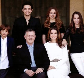 Black & White: Η καλλονή Βασίλισσα της Ιορδανίας ποζάρει για την επίσημη Χριστουγεννιάτικη κάρτα με τα 4 παιδιά & τον Βασιλιά σύζυγο της! 