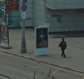 Bίντεο: Αυτή είναι η περιβόητη διαφήμιση στη Ρωσία που... κρύβεται όταν πλησιάζουν αστυνομικοί