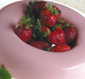 Το top δροσιστικό & light γλυκό: Κρέμα γιαουρτιού με ζελέ τσάι & φράουλες