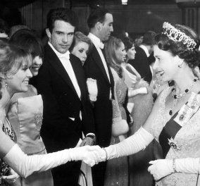 Vintage Beauty pic: Η καλλονή Τζούλι Κρίστι χαιρετούσε την Βασίλισσα Ελισάβετ & την κοίταζε λάγνα ο Γουώρεν Μπίτι