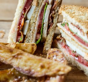 Γρήγορο αλλά γευστικότατο: Ο Άκης Πετρετζίκης φτιάχνει club sandwich με απ'όλα 