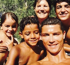 Παρέα με την μαμά και τον γιο του ο Cristiano Ronaldo: Μοιάζουν σαν δυο σταγόνες νερό, ο διάσημος μπαμπάς με τον Cristiano Jr.