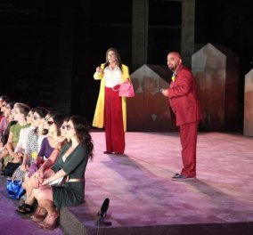 Ο Γιάννης Μπέζος έκλεψε την παράσταση ως Ζωή Κωνσταντοπούλου στις «Εκκλησιάζουσες» - Δεκάδες επωνύμων στην πρεμιέρα