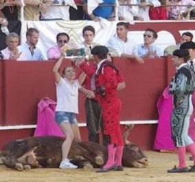 "Τρελή" ακτιβίστρια πήδηξε στην αρένα και αγκάλιασε τον ταύρο πριν πεθάνει - φώτο   