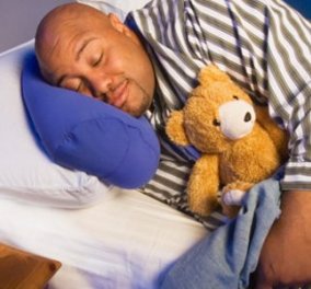 Κι όμως υπάρχουν άντρες που κοιμούνται με αρκουδάκια - Μια ατελείωτη παιδική ηλικία