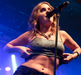 Η Σουηδέζα τραγουδίστρια βγάζει τα ρούχα της & δείχνει το στήθος της  