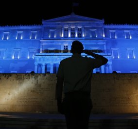Τα εμβληματικά κτήρια στο κέντρο της Αθήνας έγιναν μπλε & η νύχτα πήρε άλλο χρώμα - Δείτε φωτό‏