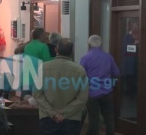 Γυαλιά - καρφιά στην Ναυπακτία: Πλακώθηκε στο δημοτικό συμβούλιο ο πατέρας της Νάντιας Μπουλέ για μια καταγγελία (Βίντεο)