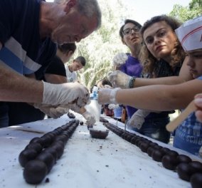 Good news: Νέο ρεκόρ Γκίνες με 4.648 cake pops & 1000 εθελοντές που έφτιαξαν οι Ηρακλειώτες στην Κρήτη‏