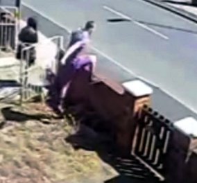 Ξεκαρδιστικό βίντεο: Νεαρός προσπάθησε να εντυπωσιάσει κοπέλα πηδώντας από φράχτη αλλά... έγινε ρεζίλι