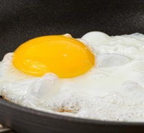 Αυγό - Μπαμπούσκα άφησε άναυδη γυναίκα: Τι αντίκρισε όταν έσπασε το αυγό στο τηγάνι;