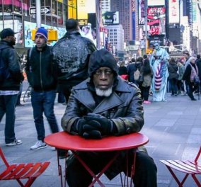 Ξαναείδε τη Νέα Υόρκη μετά από 44 χρόνια στη φυλακή: Όλοι κυκλοφορούν με κάτι καλώδια στα αυτιά