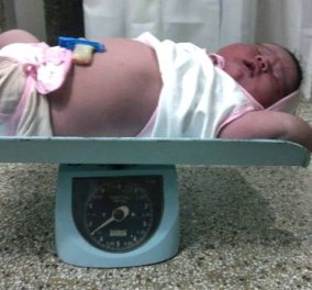 36χρονη γέννησε το 9ο παιδί της μέσα στο σπίτι με βάρος 6,5 κιλά - Ο φυσιολογικός τοκετός κράτησε μόλις 15' 