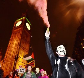 Γυαλιά - καρφιά στο Λονδίνο: Άγριο ξύλο & υλικές ζημιές στη διαδήλωση των Anonymous 