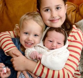 1 στις 133.000: Μανούλα γέννησε τα τρία παιδάκια της στις 16 Νοέμβριου αλλά σε διαφορετική χρονιά  