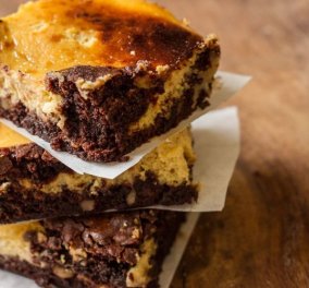 Ο Άκης Πετρετζίκης πειράζει "γλυκά" μια αγαπημένη συνταγή: Δοκιμάστε brownies με κολοκύθα και καρύδια