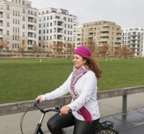 Η 27χρονη Shiraz είναι μια προσφυγοπούλα που κάνει για πρώτη φορά ποδήλατο