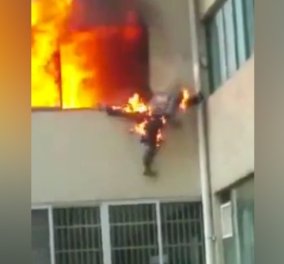 Βίντεο - σοκ: Φλεγόμενοs πυροσβέστηs κάνει άλμα από το παράθυρο σπιτιού που καίγεται