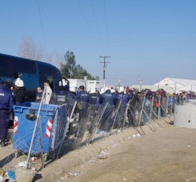 Φωτογραφίες και βίντεο από την επιχείρηση στην Ειδομένη: 2300 αλλοδαποί στην Αθήνα με 45 λεωφορεία 