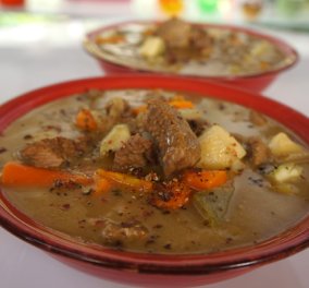 Ο Βαγγέλης Δρίσκας μας βάζει στην κουζίνα: Δοκιμάστε λαχταριστή λεμονάτη σούπα με μοσχαράκι και λαχανικά